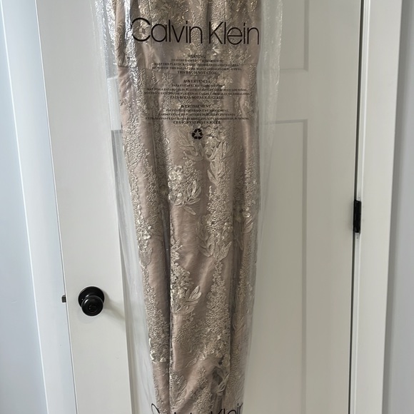 Elegant dress - Picture 3 of 3